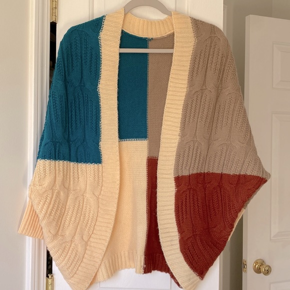 Women’s color block cable knit oversized shrug - Picture 2 of 7